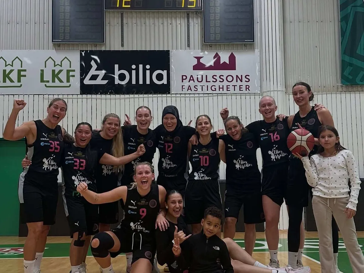 Damlaget jublar tillsammans på planen efter en seger