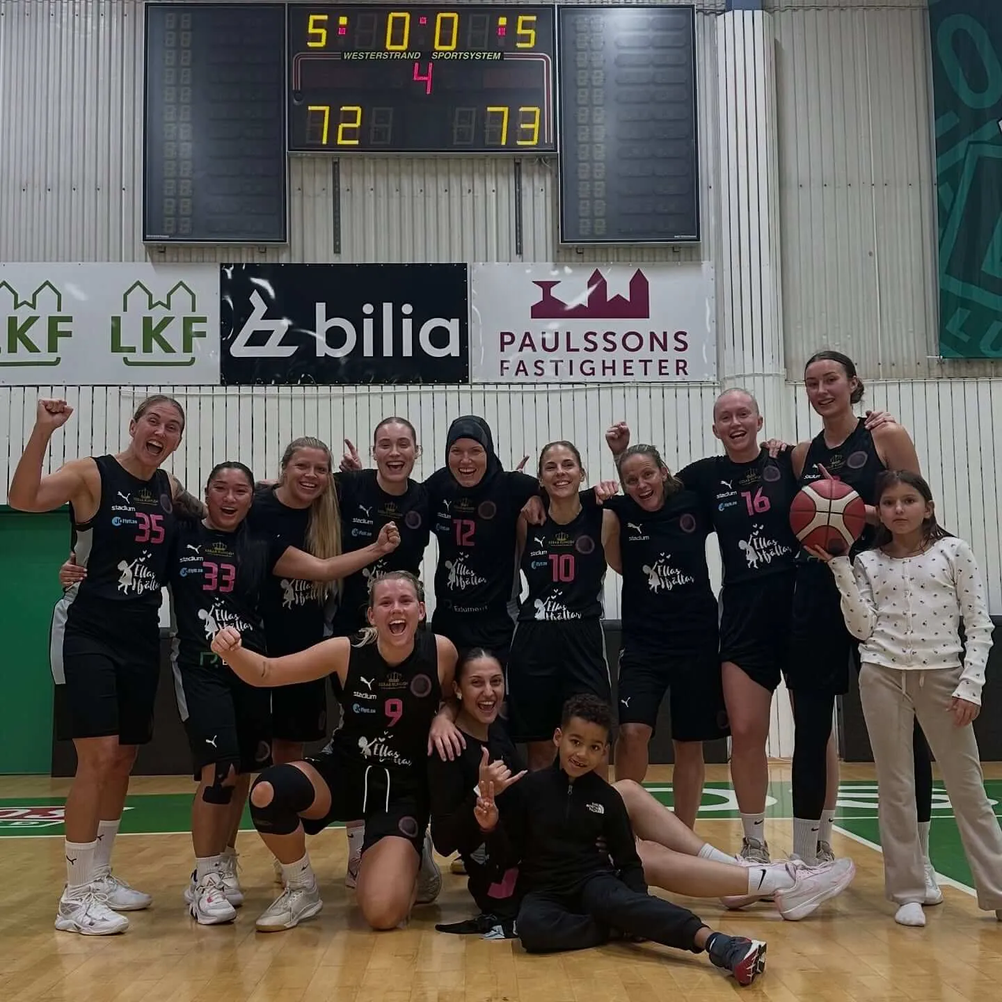 T4Q:s damlag firar tillsammans i hallen efter en match